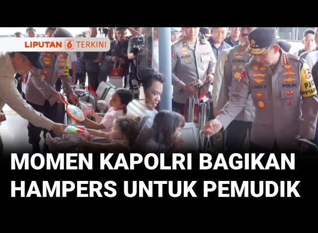 Momen Kapolri Bagikan ‘Hampers Natal’ Untuk Pemudik di Stasiun Senen
